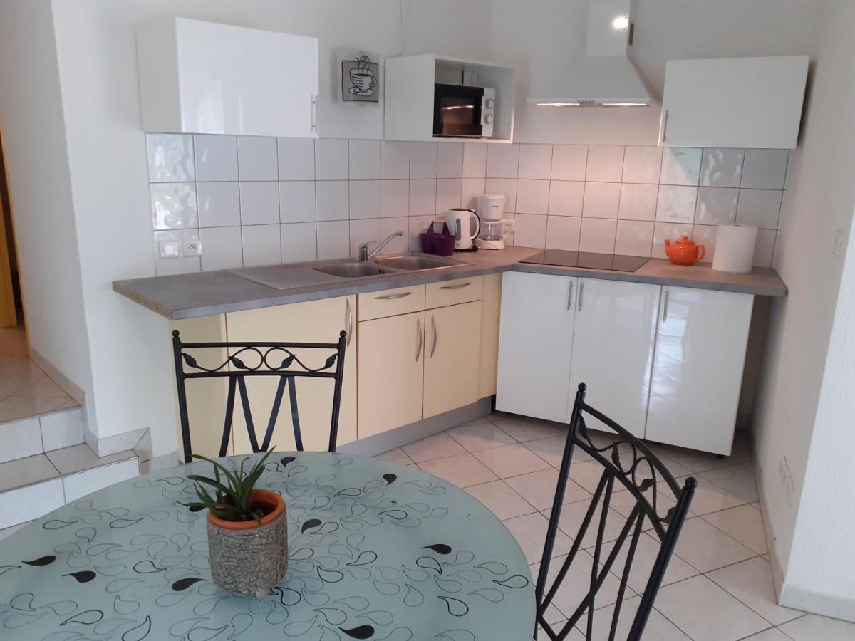 Appartement Rez De Chaussee Avec Terrasse Et Jardin Tence Exteriör bild